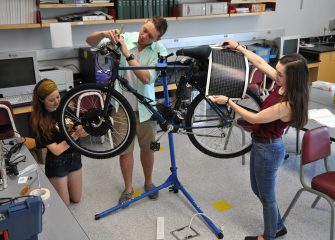 SU Physics Students Designing Solar E-Bike
