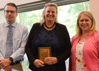 Walton Earns 2022 SU Distinguished Faculty Award