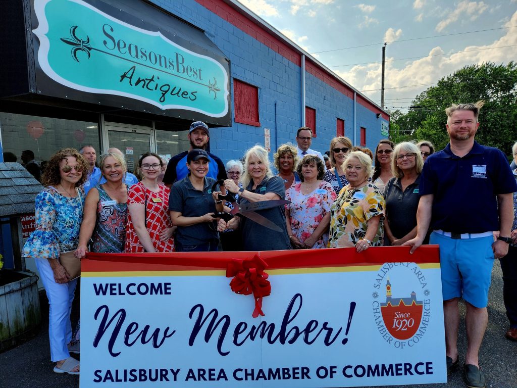 Silvia Ochoa and Marlene Bohn cut the ribbon as we officially welcome them to the Salisbury Area Chamber of Commerce