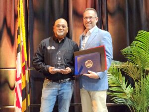 Jim Fuss with BBSI presented the Small Business of the Year Award to Kenny Soni of Bagel Bakery Café (1)